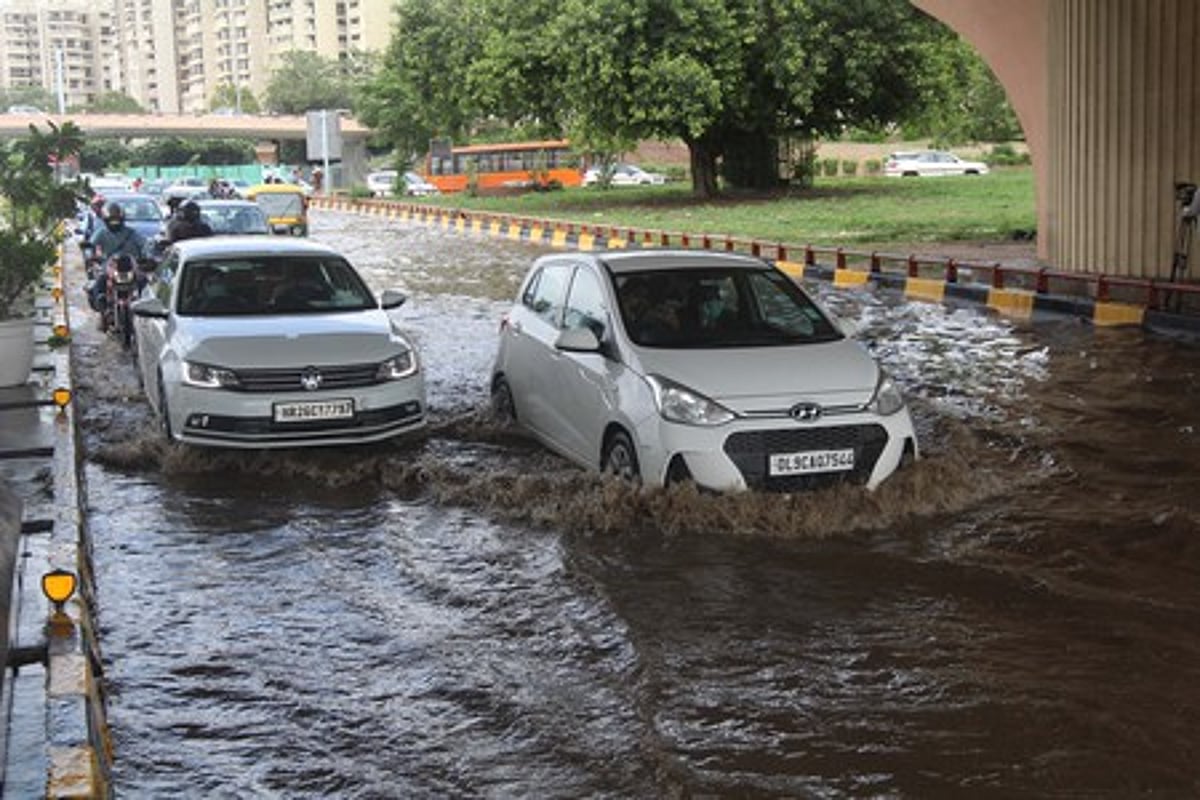தில்லி, என்சிஆரில் 2-ஆவது நாளாக கன மழை! வீடுகள், சாலைகள் சேதம்; போக்குவரத்து பாதிப்பு