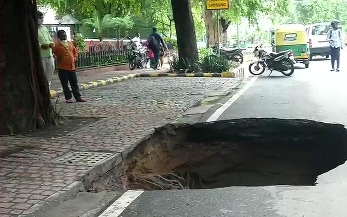 தில்லி சாலையில் திடீரென உருவான பள்ளம் 