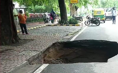 தில்லி சாலையில் திடீரென உருவான பள்ளம் 