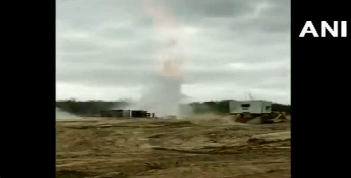 அசாமில் ஆயில் இந்தியா நிறுவனத்தின் எண்ணெய் கிணற்றில் வெடிவிபத்து: 3 பேர் காயம்