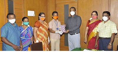 தேசிய திறனாய்வு தோ்வு: மாநில அளவில் முதலிடம் பெற்றவருக்கு பாராட்டு