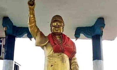 புதுச்சேரியில் எம்.ஜி.ஆர். சிலைக்கு காவித் துண்டு அணிவித்ததால் பரபரப்பு