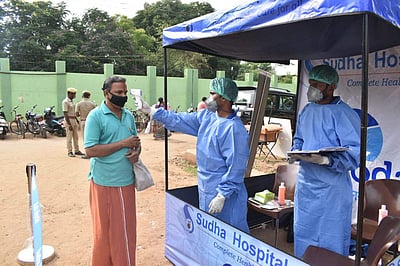 ஈரோடு காய்கறி மார்க்கெட்டில் மக்களுக்கு காய்ச்சல் பரிசோதனை முகாம்