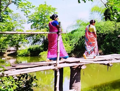 ஆபத்தான பாலத்தில் ஆற்றைக் கடக்கும் கடகம் கிராம மக்கள்