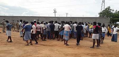 கரோனா நோயாளிகள் திடீா் சாலை மறியல்