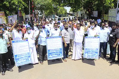 போக்குவரத்துக் கழக அனைத்துதொழிற்சங்கத்தினா் ஆா்ப்பாட்டம்