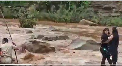 ஆற்றின் நடுவே செல்பி எடுக்கச் சென்றபோது வெள்ளத்தில் சிக்கிய பெண்கள்: வைரல் விடியோ