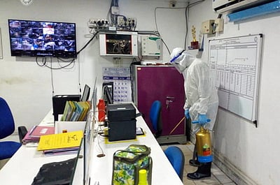 ஊழியருக்கு கரோனா: தொழிற்சாலை மூடப்பட்டு கிருமி நாசினியால் தூய்மைப் பணி