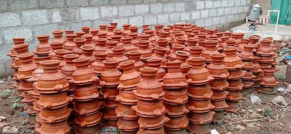 முளைக்கொட்டு திருவிழாக்கள் ரத்து: மண்பாண்டத் தொழிலாளர்கள் வேதனை