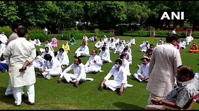 பேரவையைக் கூட்ட வேண்டும்: ராஜஸ்தான் ஆளுநர் மாளிகையில் காங்கிரஸ் எம்எல்ஏக்கள் போராட்டம்