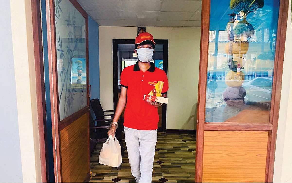 ஆதரவற்றோருக்கு உதவும் இளைஞர்கள்