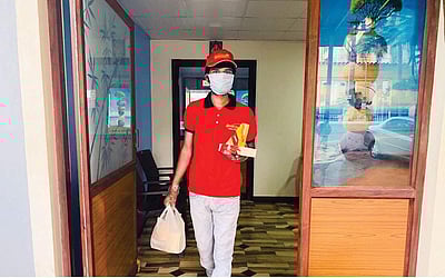 ஆதரவற்றோருக்கு உதவும் இளைஞர்கள்