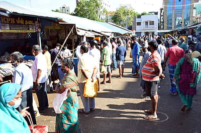 கடைகளில் குவிந்த மக்கள்:  சமூக இடைவெளி கடைபிடிக்க பொதுமக்களுக்கு போலீஸாா் வேண்டுகோள்