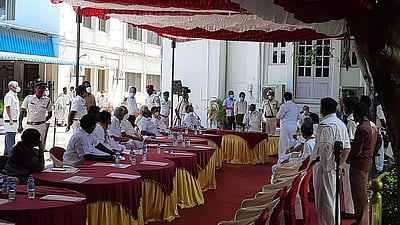 புதுச்சேரியில் மரத்தடியில் நடைபெற்ற சட்டப்பேரவைக் கூட்டம்: அதிமுக தர்ணா