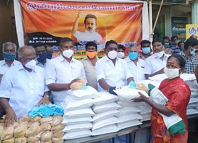 சாலையோர வியாபாரிகளுக்கு நிவாரணப் பொருள்கள் வழங்கல்