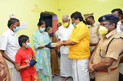 கரோனாவால் உயிரிழந்த காவலா் குடும்பத்தினருக்கு அமைச்சா் நிதியுதவி