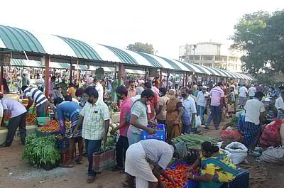 ஈரோட்டில் நாளை முழு ஊரடங்கு: நேதாஜி மார்க்கெட்டில் குவிந்த மக்கள்