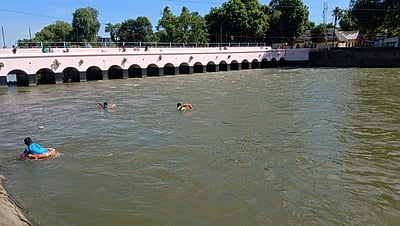 தஞ்சாவூரில் ஆற்றில் மூழ்கிய பெண்ணைத் தேடும் பணி