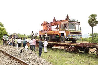 ரிக் வண்டிகளை சரக்கு ரயிலில் வெளிமாநிலம் கொண்டு செல்ல சோதனை ஓட்டம்