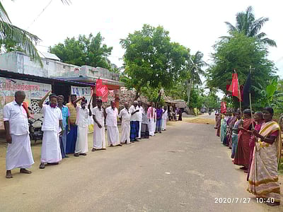 கீழையூரில் பல்வேறு கோரிக்கைகளை வலியுறுத்தி விவசாய சங்கத்தினர் கருப்புக்கொடி ஆர்ப்பாட்டம்