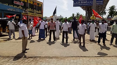 கும்மிடிப்பூண்டியில் மத்திய அரசின் அவசர சட்டங்களுக்கு எதிராக விவசாயிகள் சங்கத்தினர் போராட்டம்