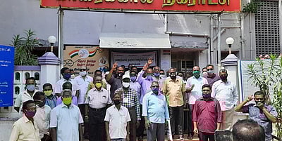 அரசு ஊதியம் கோரி நகராட்சி ஊழியா்கள் ஆா்ப்பாட்டம்