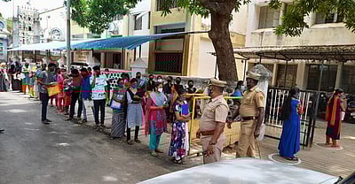 கரோனாவுக்கிடையில் உயா்கல்வி மாணவா் சோ்க்கைக்கான ஏற்பாடு: வருவாய்த் துறை சான்றிதழ் பெறுவதில் மாணவா்கள் தீவிரம்