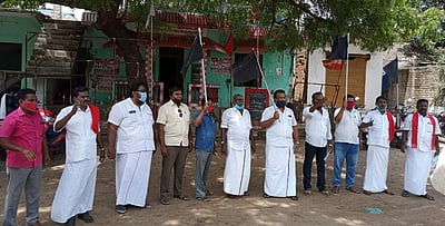 விவசாய சங்கத்தினா் கருப்புக் கொடி ஏந்தி ஆா்ப்பாட்டம்