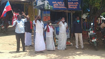 பொன்னமராவதி: விவசாய சங்கங்கள் கருப்புக்கொடி ஏற்றி போராட்டம்