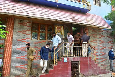 மதுரையில் திமுக பிரமுகா் வீட்டில் பெட்ரோல் குண்டு வீச்சு: காா், ஆட்டோ உள்ளிட்ட வாகனங்களை சேதப்படுத்திய கும்பல் தப்பியோட்டம்