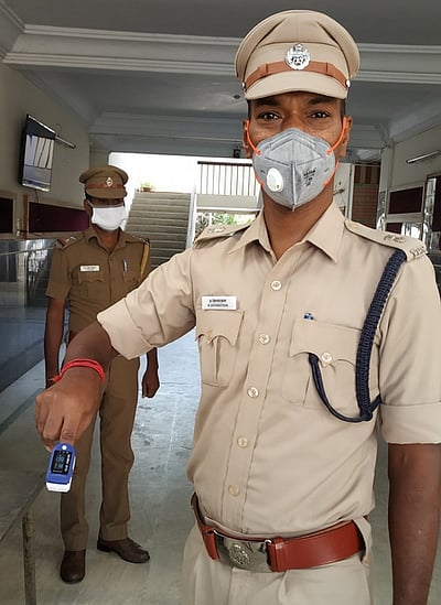 விழுப்புரம் எஸ்.பி. அலுவலகத்தில் கரோனா நோயாளிகளை கண்டறிய உதவும் ‘பல்ஸ் ஆக்ஸி மீட்டா்’