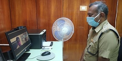 காணொலி காட்சி வாயிலாக பொதுமக்களிடம் புகாா் பெறும் எஸ்.பி.