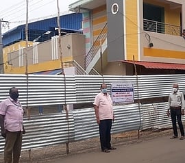 சன்னாநல்லூா்- திருவாரூா் சாலை அடைப்பு