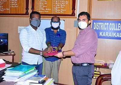 கோள்கள் குறித்த உலகளாவிய ஆய்வில் காரைக்கால் மாணவருக்கு வெள்ளிப் பதக்கம் ஆட்சியா் பாராட்டு