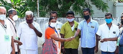 சங்ககிரியில் வாடகைக் கார், வேன் ஓட்டுநர்களுக்கு  இலவச ஹோமியோபதி மாத்திரைகள் வழங்கல்