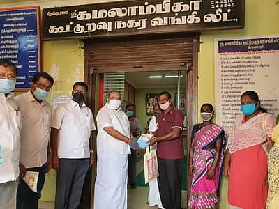 கரோனா விழிப்புணா்வு கையேடு வழங்கல்
