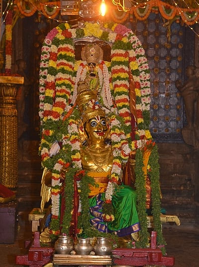 அழகா்கோவிலில் ஆடித்திருவிழா:கருட வாகனத்தில் எழுந்தருளல்