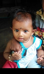 பேரையூா் அருகே வேன் சக்கரம் ஏறி குழந்தை பலி