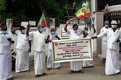 கூத்தாநல்லூர்: கரோனா கூடுதல் நிவாரணம் வழங்கக்கோரி ஆர்ப்பாட்டம்