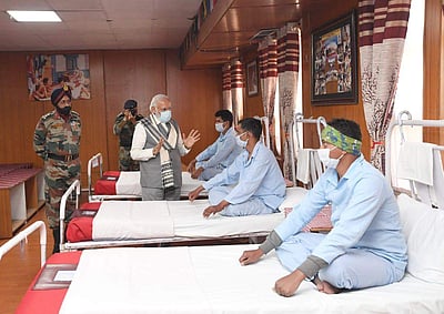 லடாக் பயணம்: சிகிச்சை பெற்று வரும் ராணுவ வீரர்களிடம் நலம் விசாரித்தார் மோடி