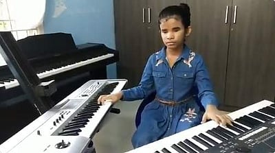 ஆச்சர்யப்படுத்தும் இசைத்திறமை: ஏ.ஆர். ரஹ்மானின் பாராட்டைப் பெற்ற பார்வை மாற்றுத்திறனாளி சஹானா!