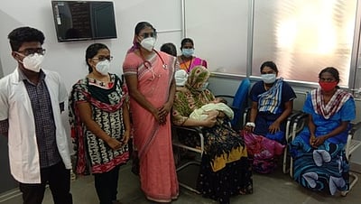 கரோனாவிலிருந்து மீண்டுபிரசவித்த பெண்கள் வீடு திரும்பினா்