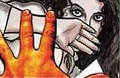 கணவரை தோளில் சுமந்த மனைவி: மத்தியப் பிரதேச பஞ்சாயத்து வழங்கிய தண்டனை