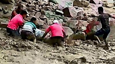 உத்தரகண்ட் மாநிலத்தில் வெள்ளத்தில் இழுத்துச்செல்லப்பட்ட காங்கிரஸ் எம்எல்ஏ மீட்பு - வீடியோ இணைப்பு