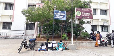 மதுராந்தகம்: வீட்டு மின்னிணைப்பு கோரி குடும்பத்துடன் நூதனப் போராட்டம்