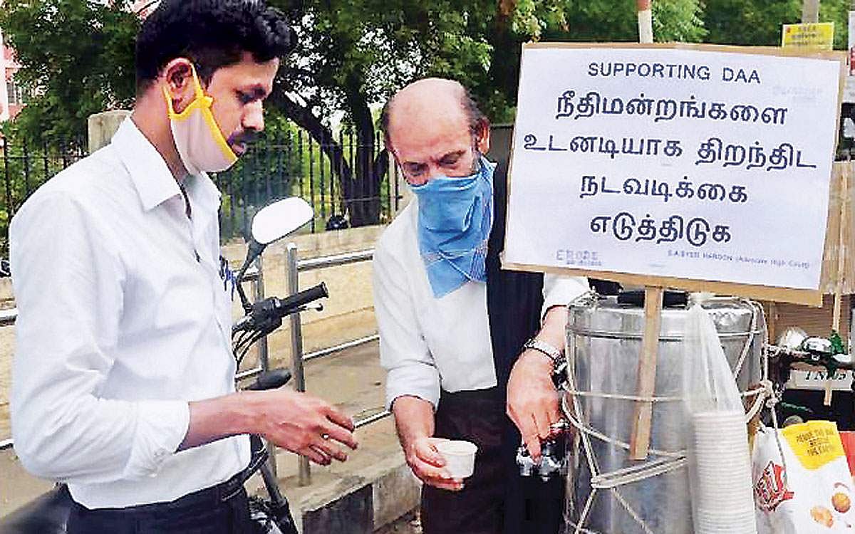 தேநீர் விற்கும் வழக்கறிஞர்!