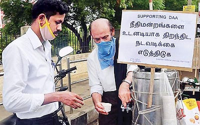 தேநீர் விற்கும் வழக்கறிஞர்!