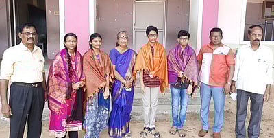 பிளஸ் 1 தோ்வில் சிறப்பிடம் பெற்ற மாணவா்களுக்குப் பாராட்டு