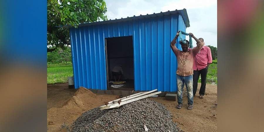 வேலையிழந்த ஆசிரியருக்கு உணவகம் கட்டிக்கொடுத்த மாணவர்கள்