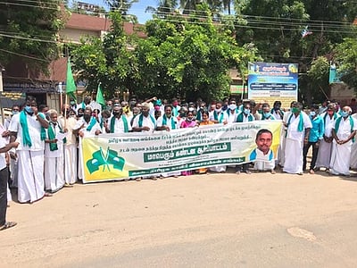கூட்டுறவு வங்கிகளை முடக்கும் நடவடிக்கைக்கு தமிழக அரசு துணைபோவது கண்டனத்துக்குரியது